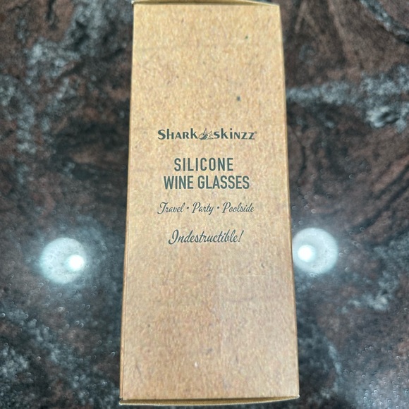 NWT Shark Skinzz silicone wine glasses- set of 4 - Picture 2 of 5